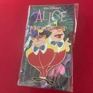 NWT Alice in Wonderland Disney Paris Tweedles LE 400 Pin